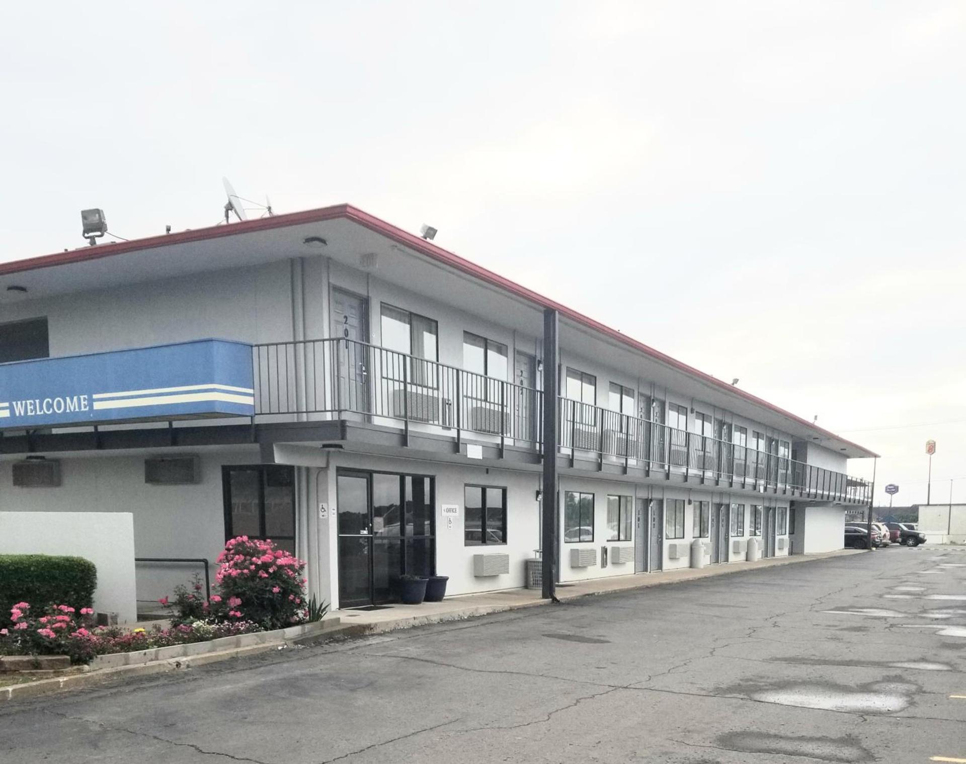 Skyline Inn photo 1