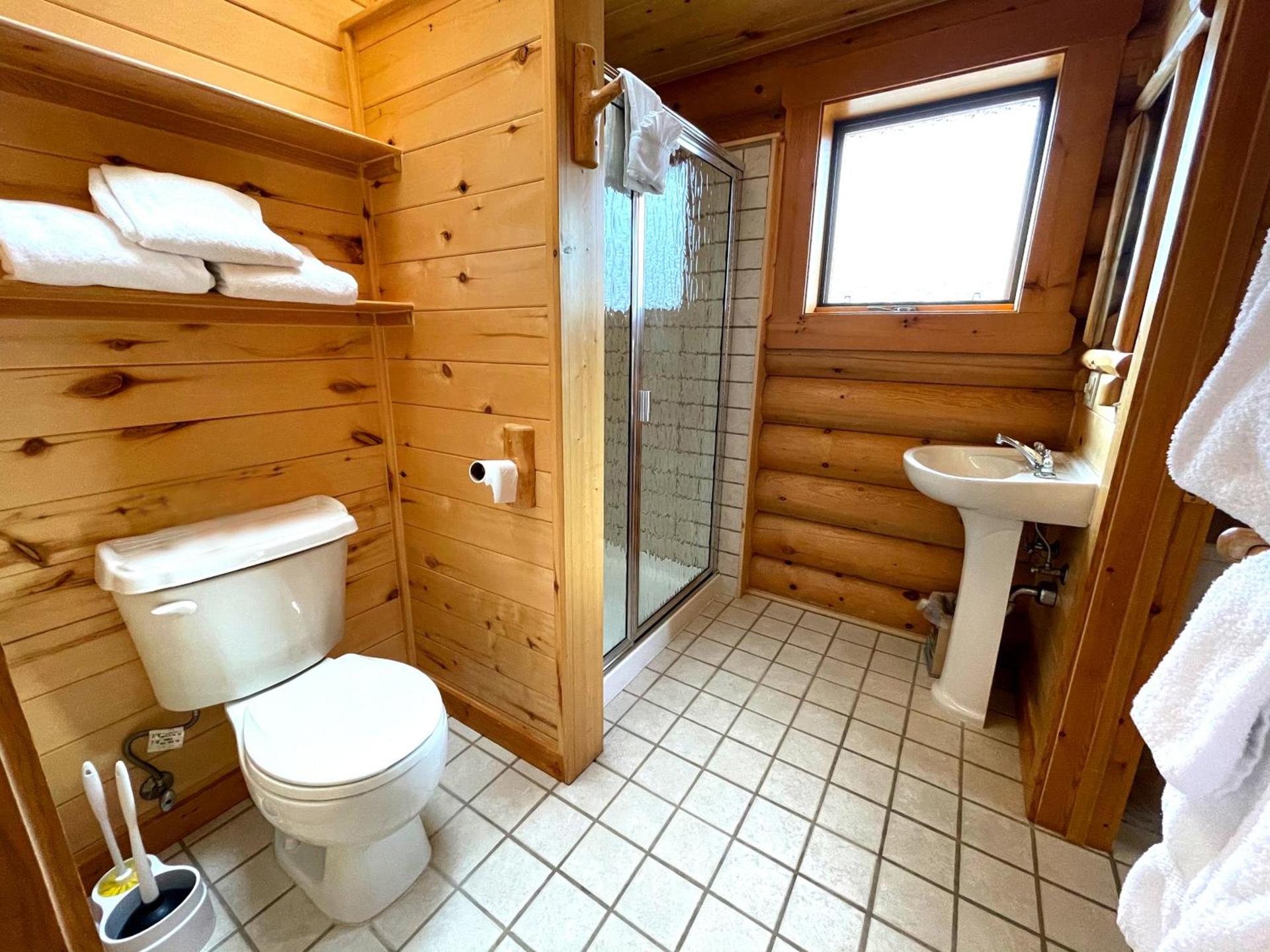 Beartooth Hideaway Inn & Cabins photo 12