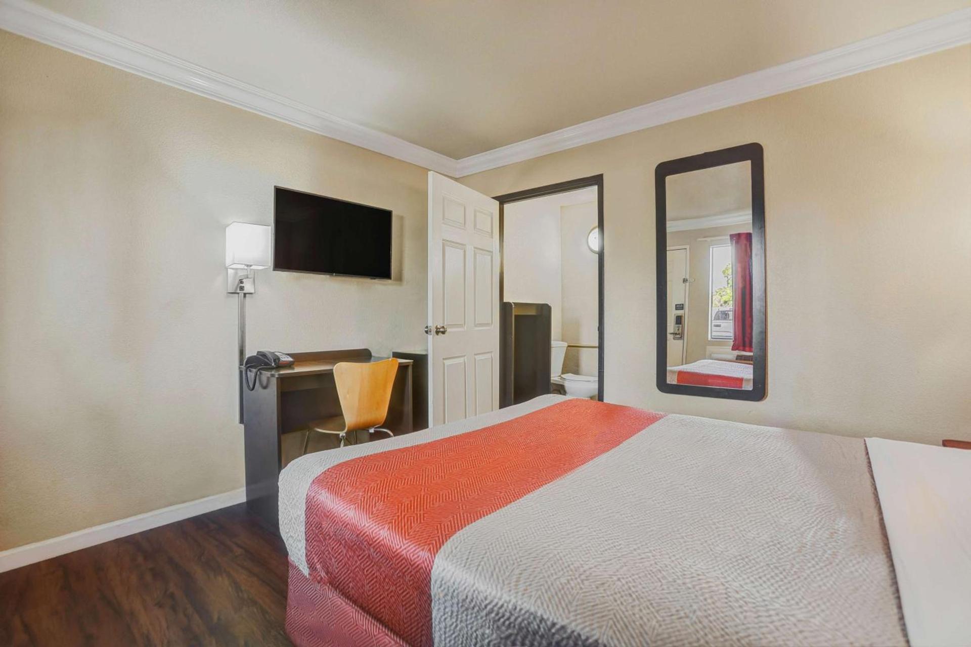 Motel 6-Fresno, CA - Belmont Ave photo 11