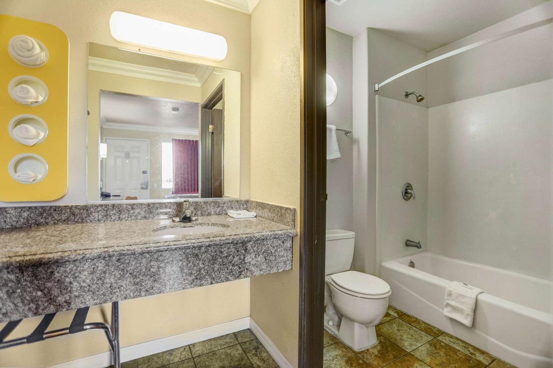 Motel 6-Fresno, CA - Belmont Ave photo 17
