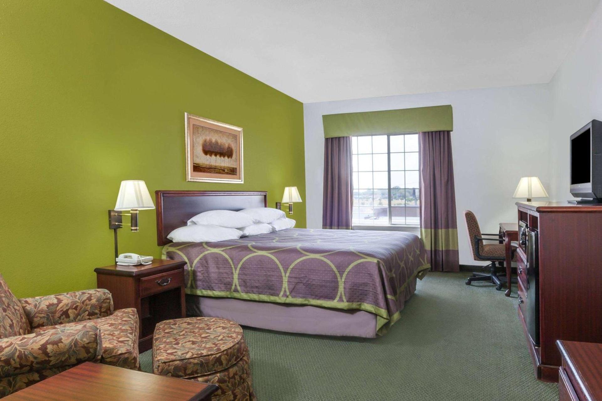 Super 8 by Wyndham Hillsboro TX photo 4