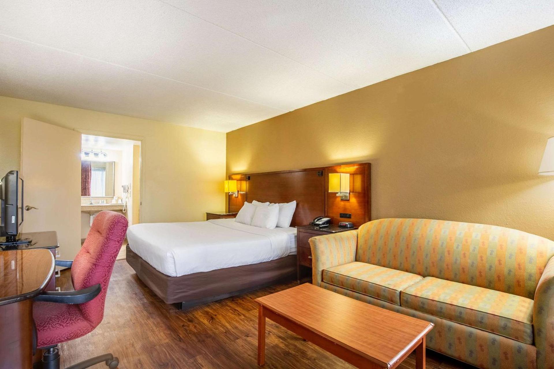 Econo Lodge Naval Station Norfolk photo 9