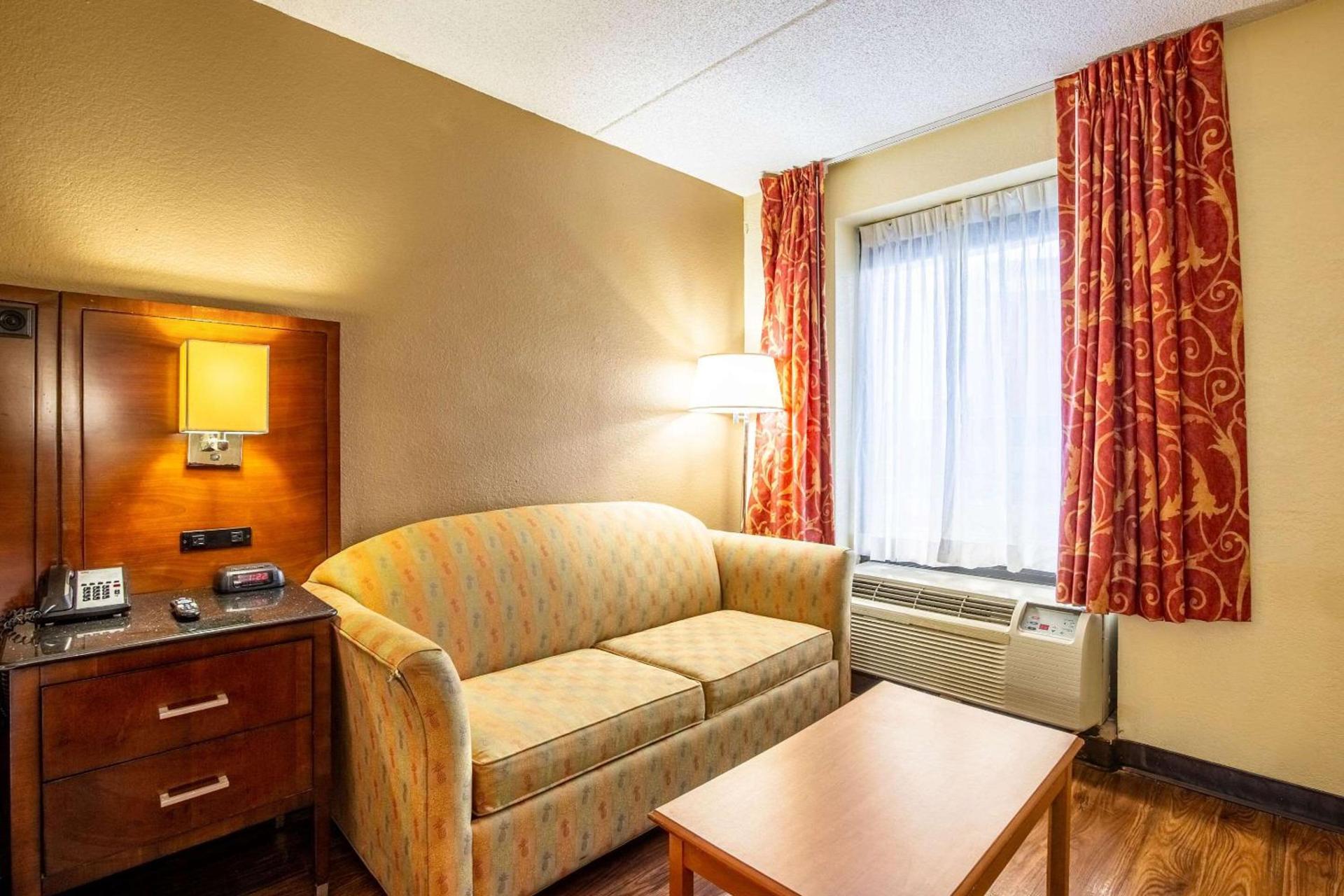 Econo Lodge Naval Station Norfolk photo 10