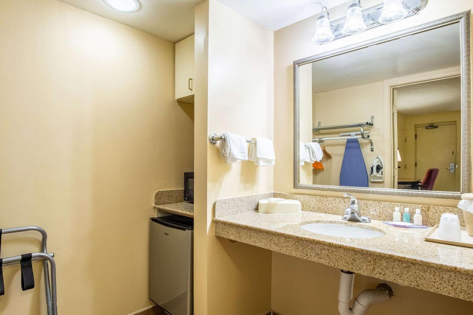 Econo Lodge Naval Station Norfolk photo 12