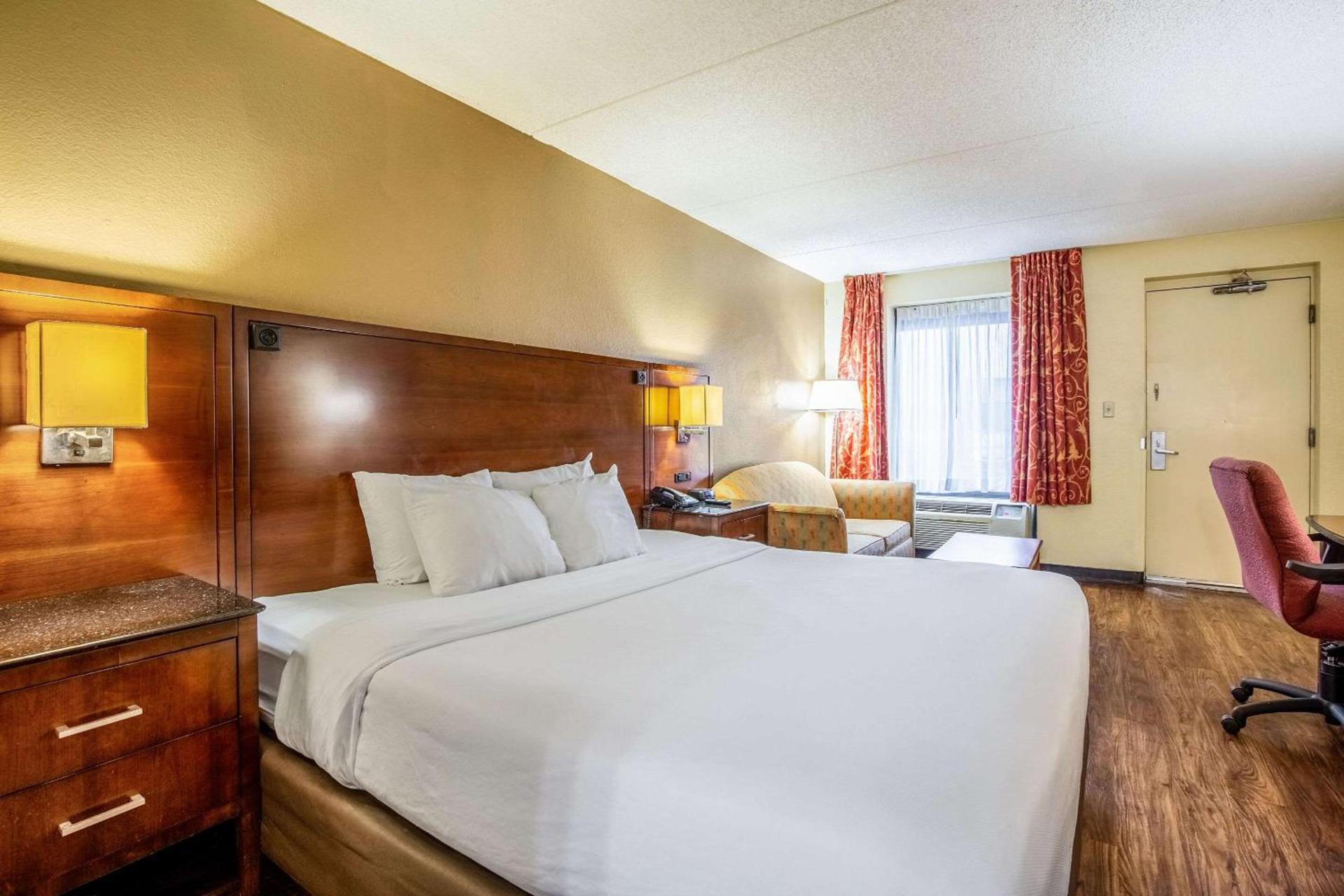 Econo Lodge Naval Station Norfolk photo 11