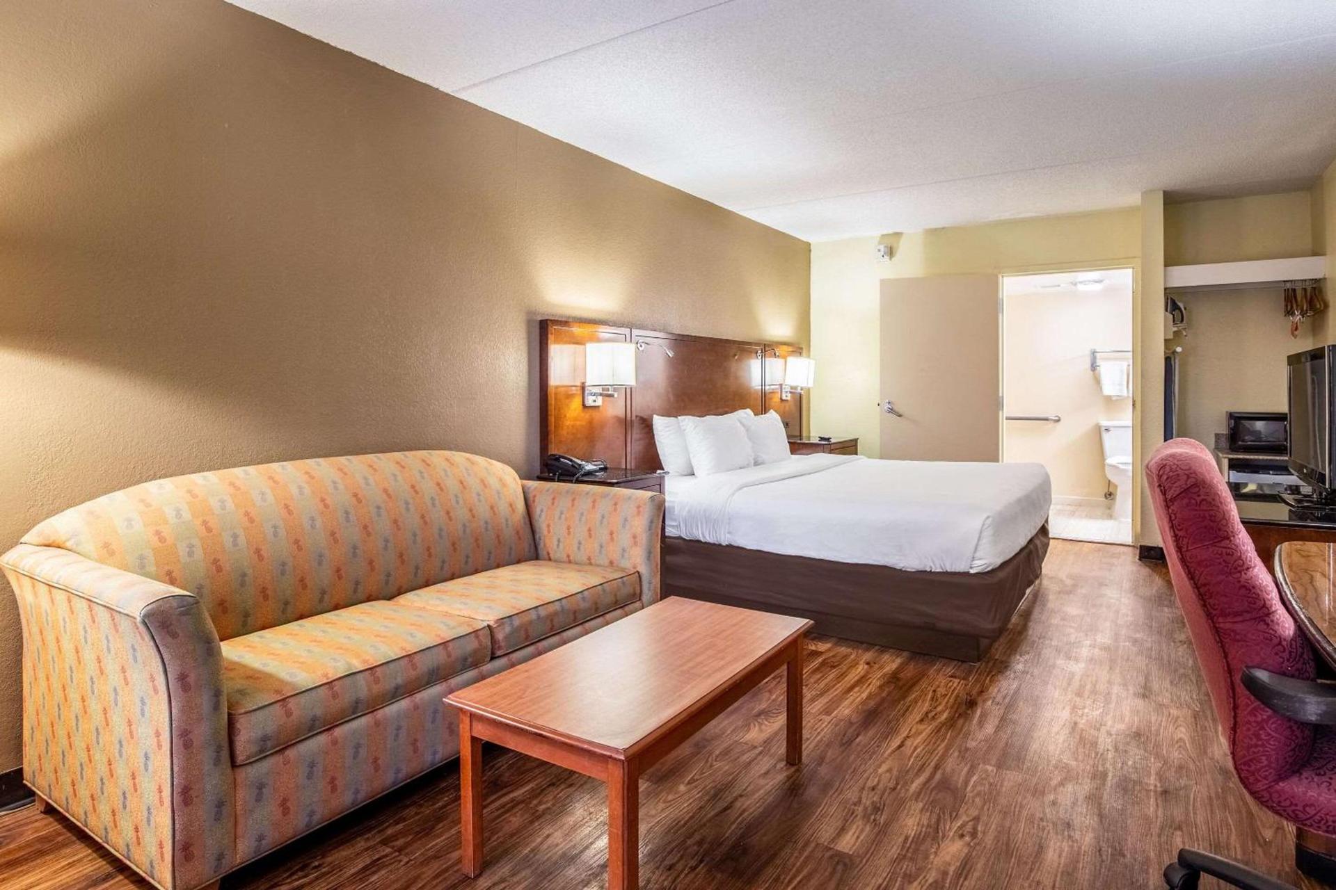 Econo Lodge Naval Station Norfolk photo 14