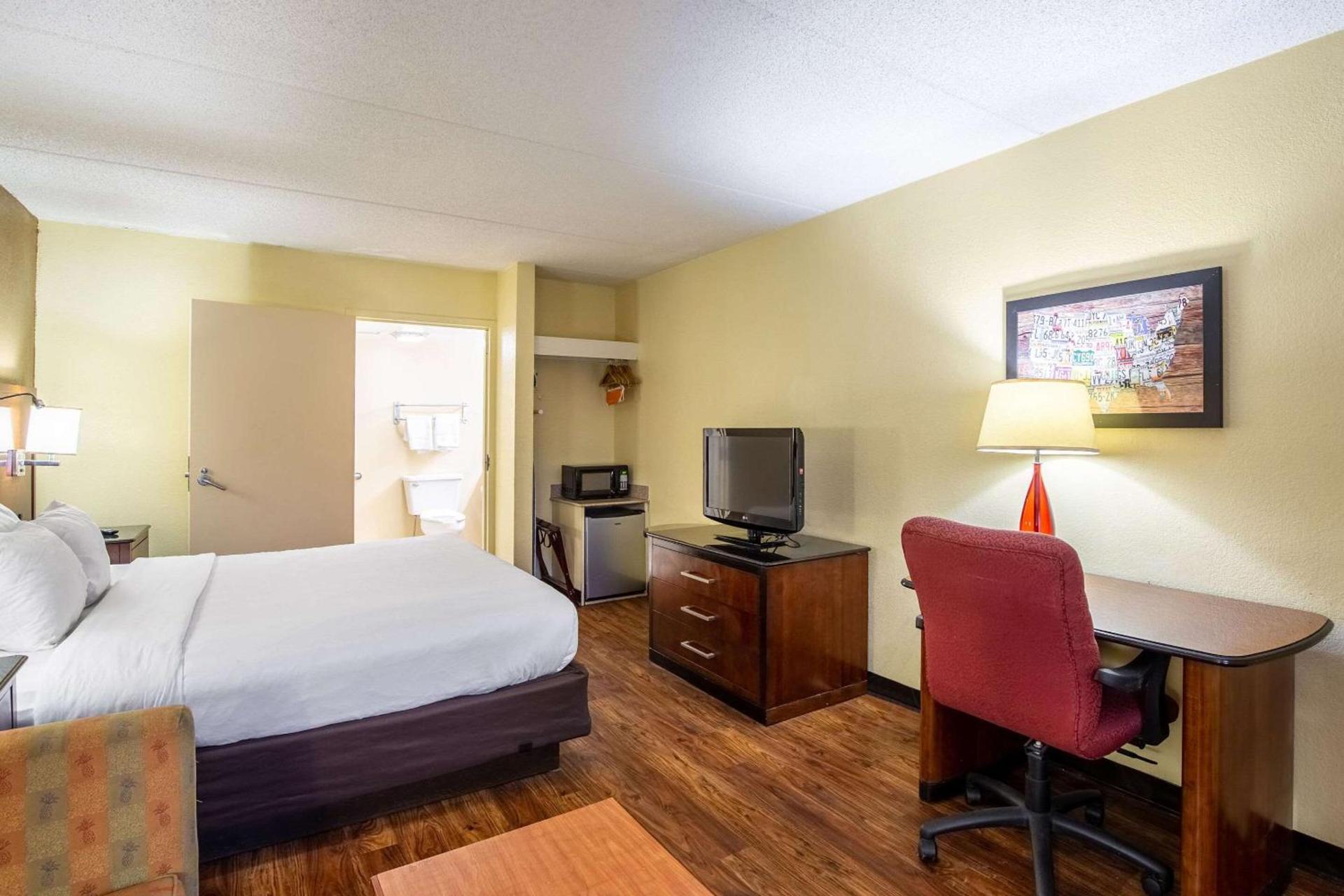 Econo Lodge Naval Station Norfolk photo 15
