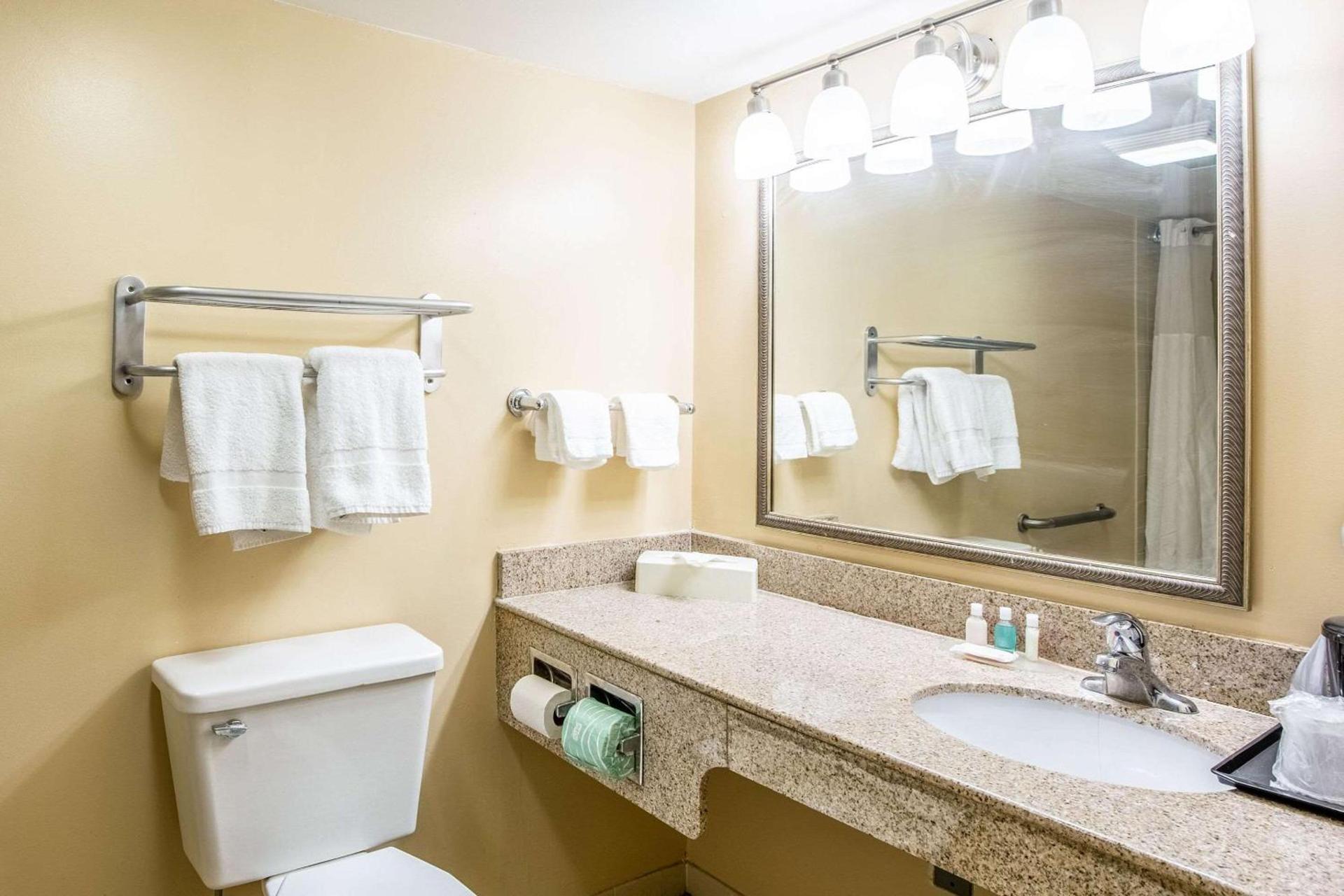 Econo Lodge Naval Station Norfolk photo 17
