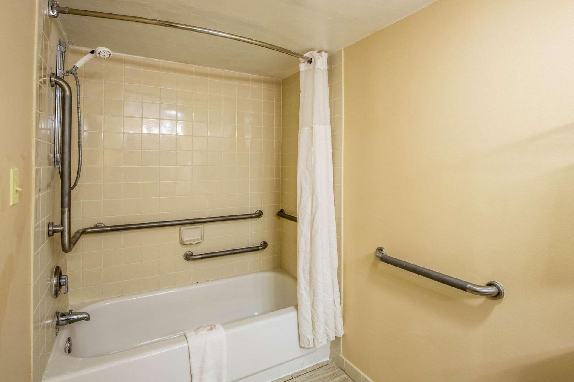 Econo Lodge Naval Station Norfolk photo 18