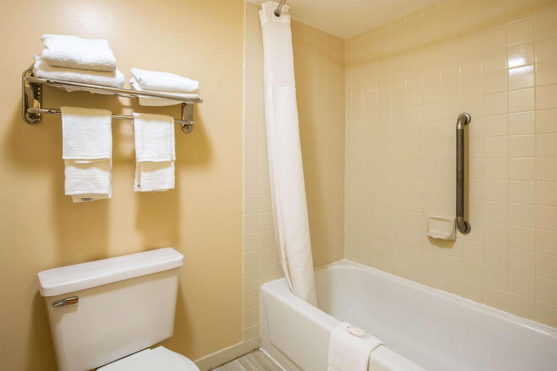 Econo Lodge Naval Station Norfolk photo 22