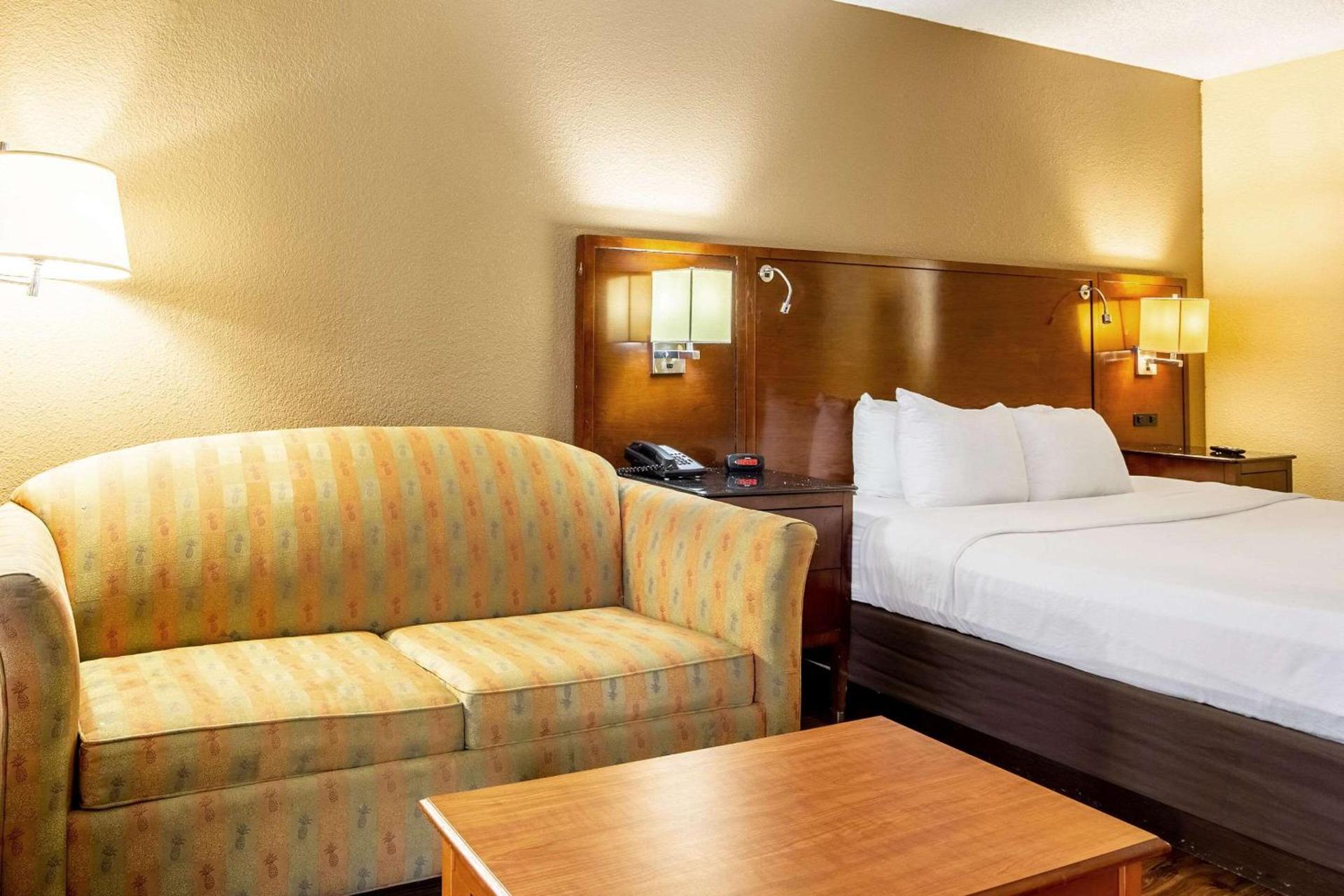 Econo Lodge Naval Station Norfolk photo 24