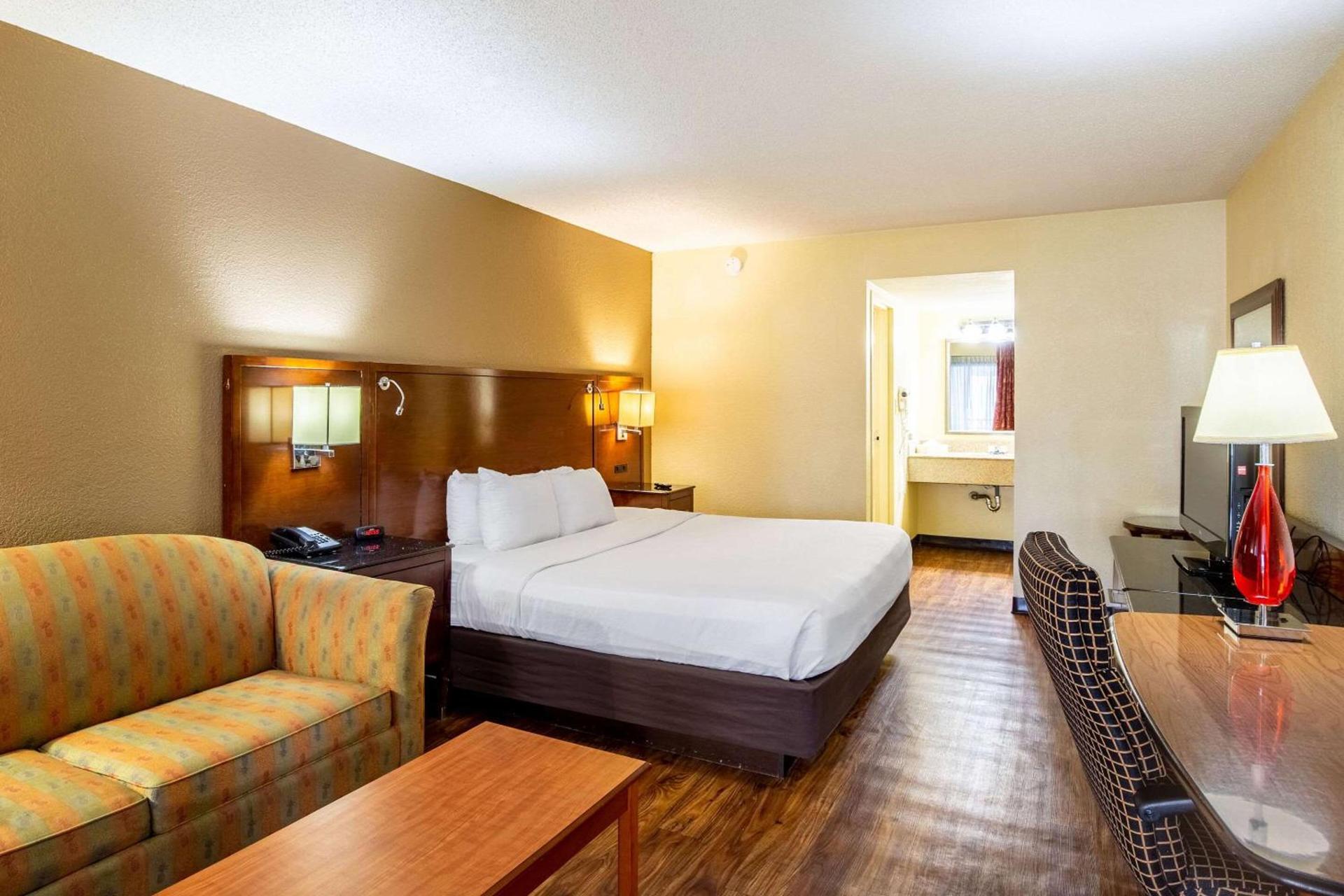 Econo Lodge Naval Station Norfolk photo 23