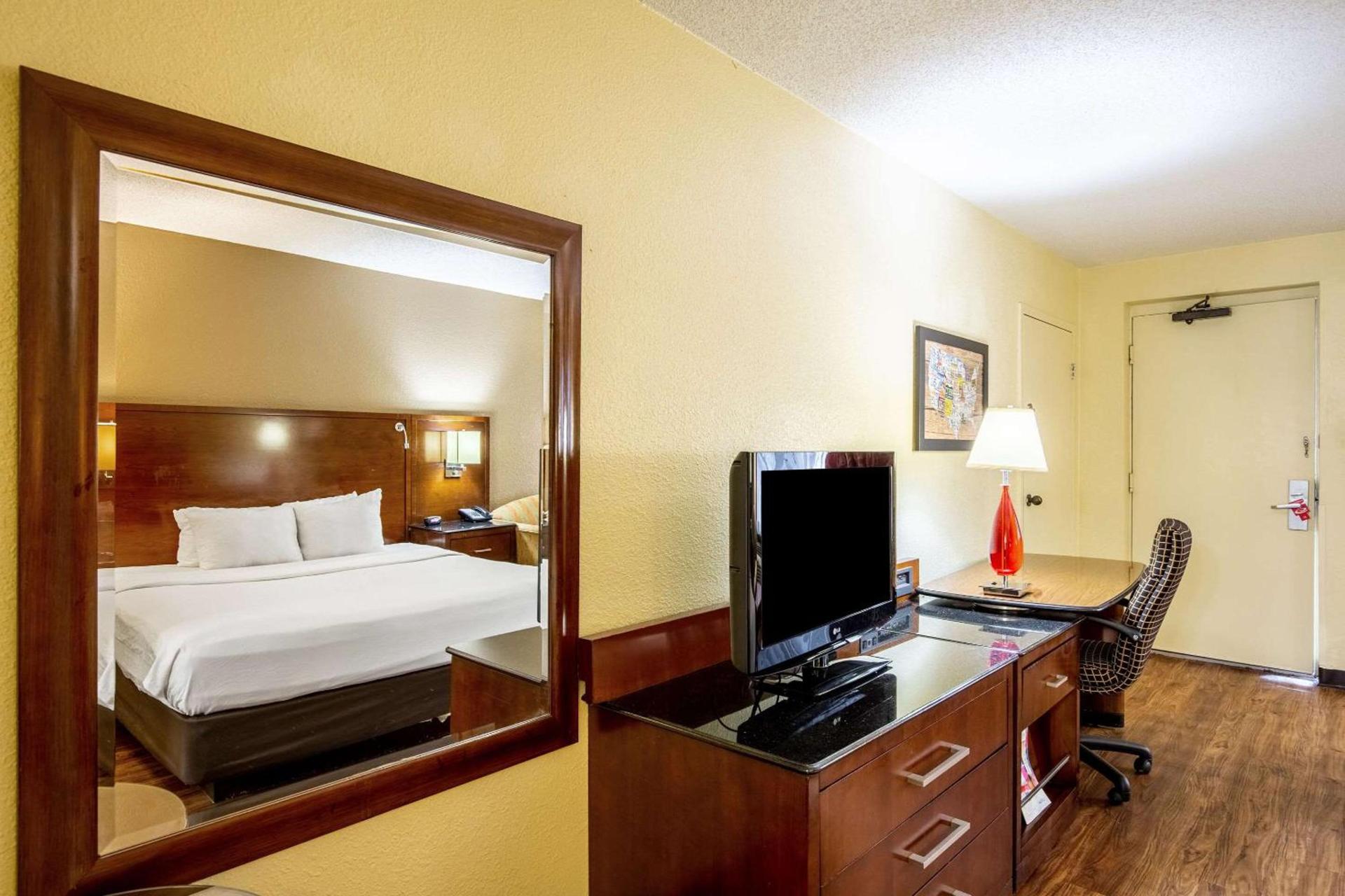 Econo Lodge Naval Station Norfolk photo 25