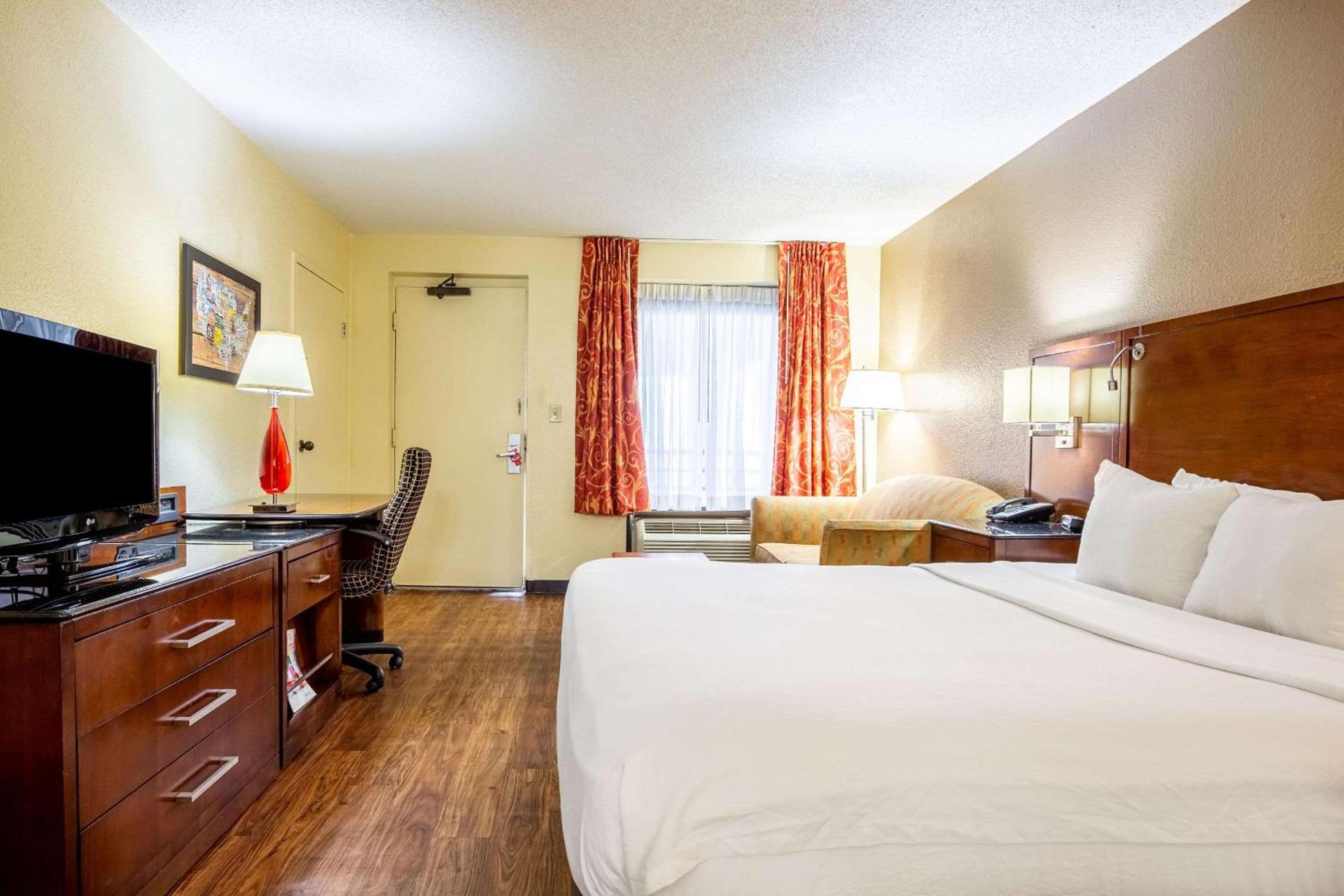 Econo Lodge Naval Station Norfolk photo 26