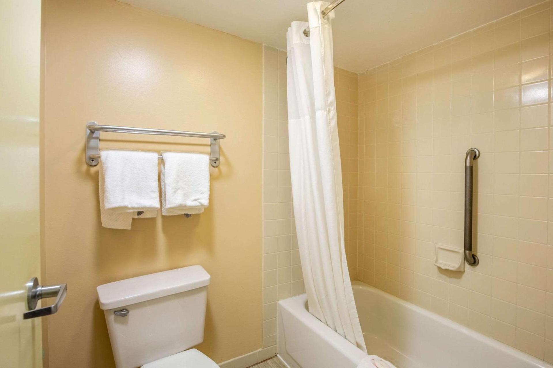 Econo Lodge Naval Station Norfolk photo 28