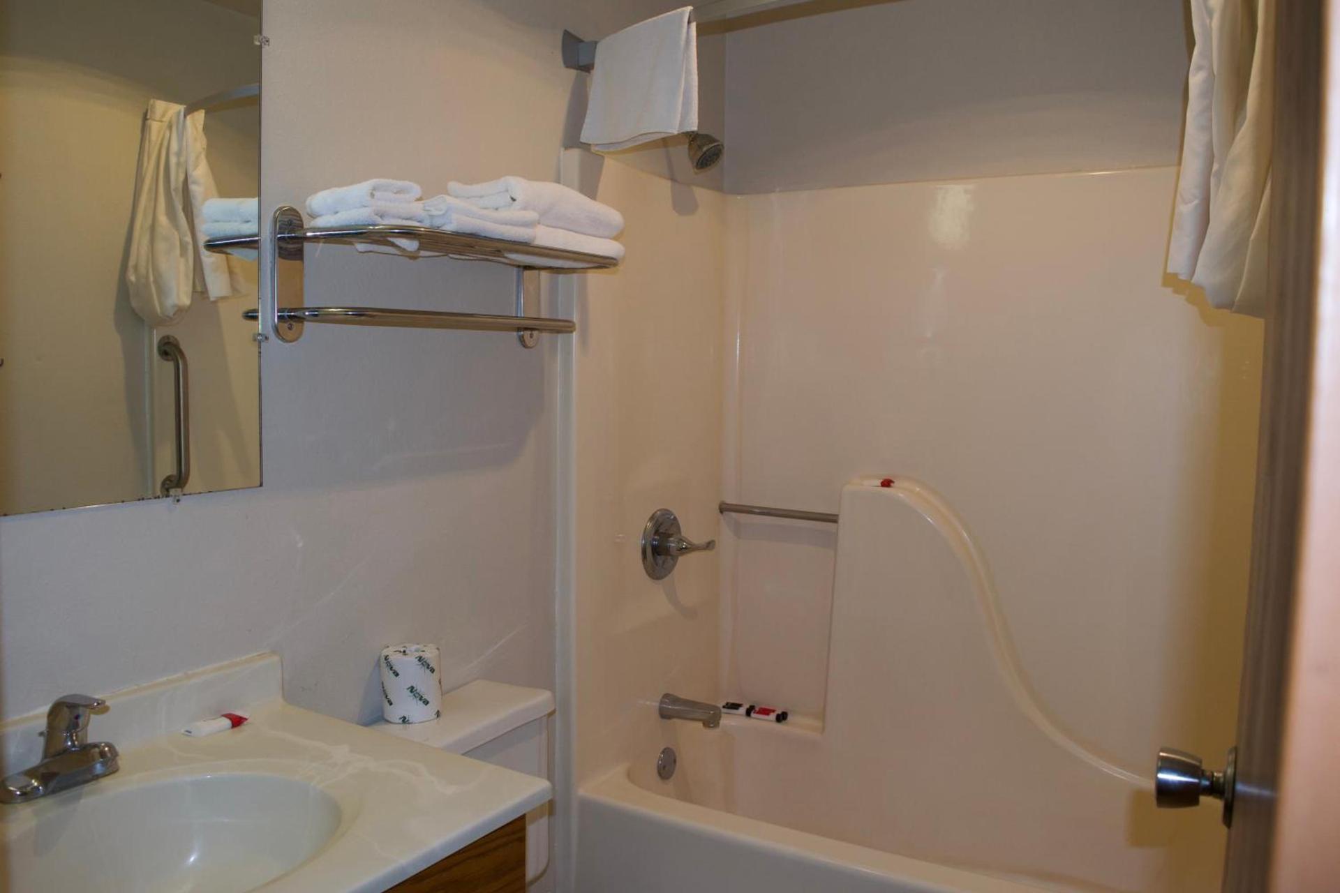 AmeriVu Inn and Suites Shawano WI photo 10