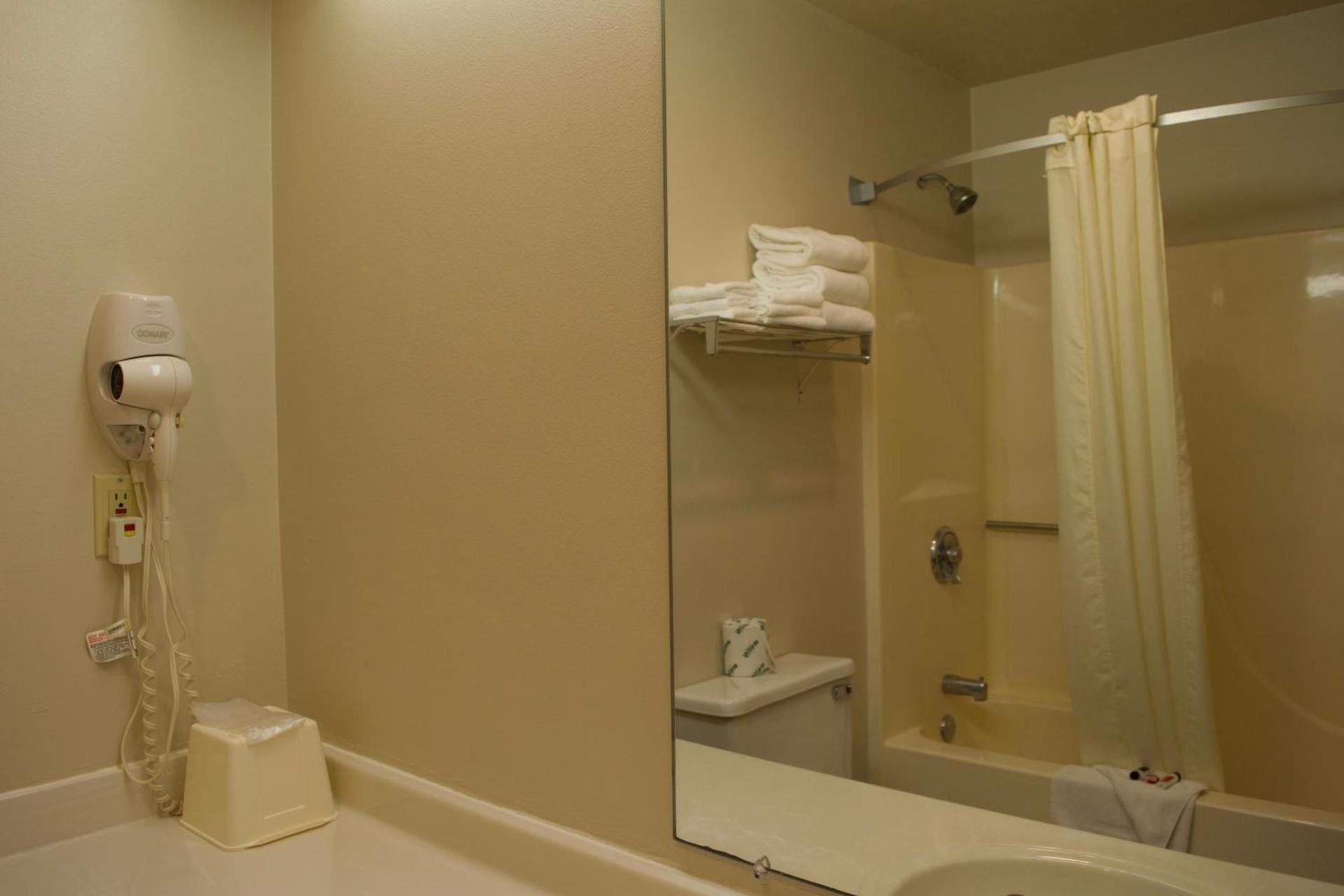 AmeriVu Inn and Suites Shawano WI photo 8