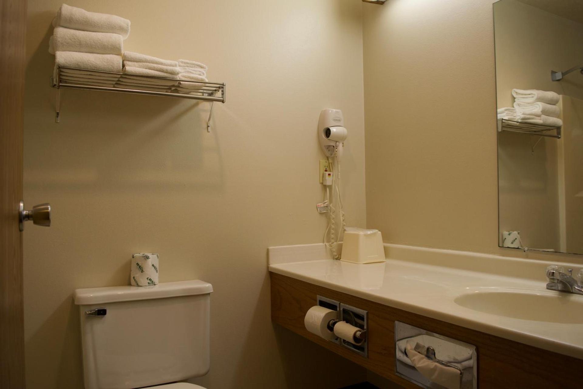 AmeriVu Inn and Suites Shawano WI photo 21