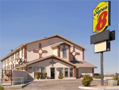 Super 8 by Wyndham Carlsbad photo 9