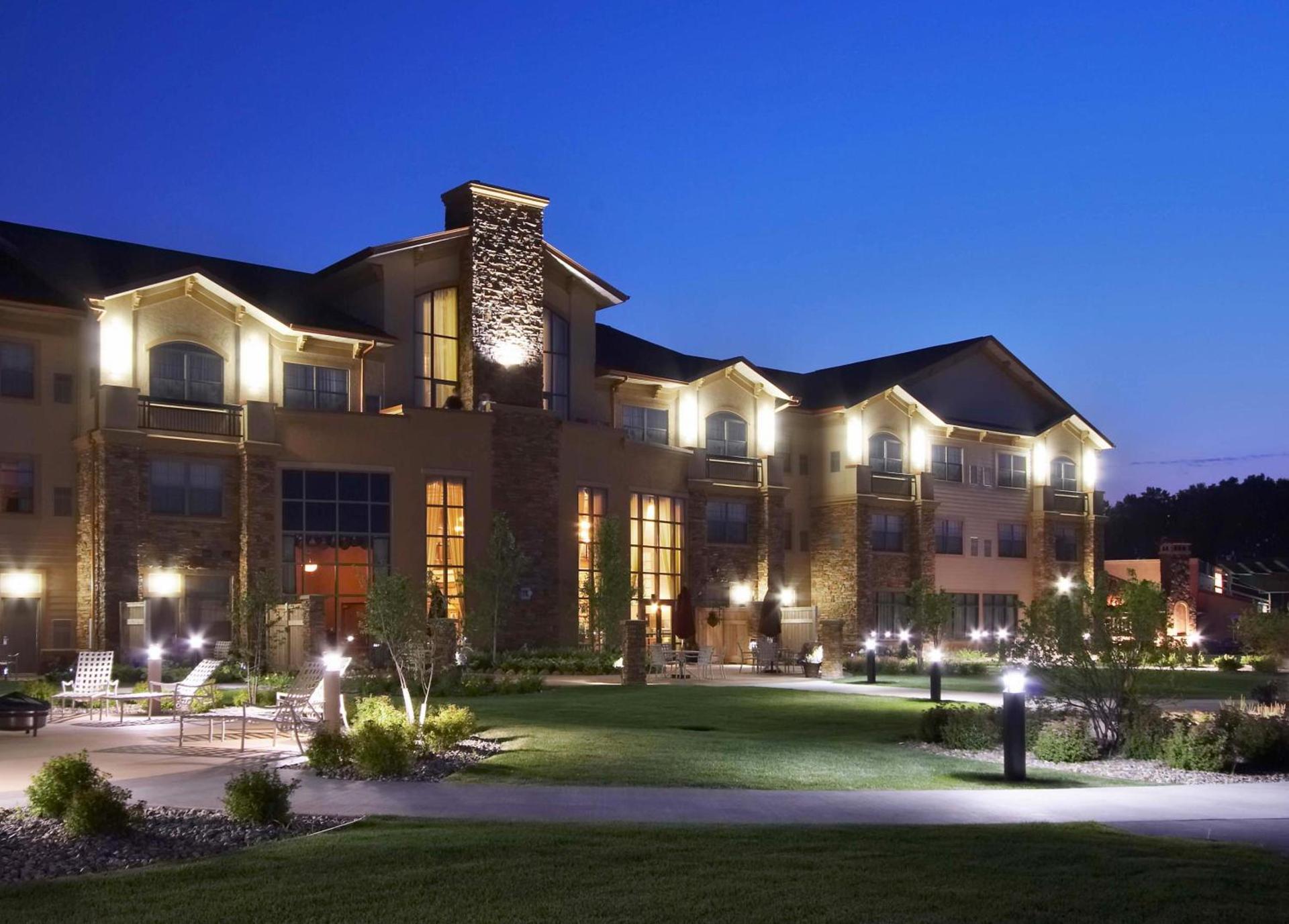 ClubHouse Hotel & Suites Fargo photo 1