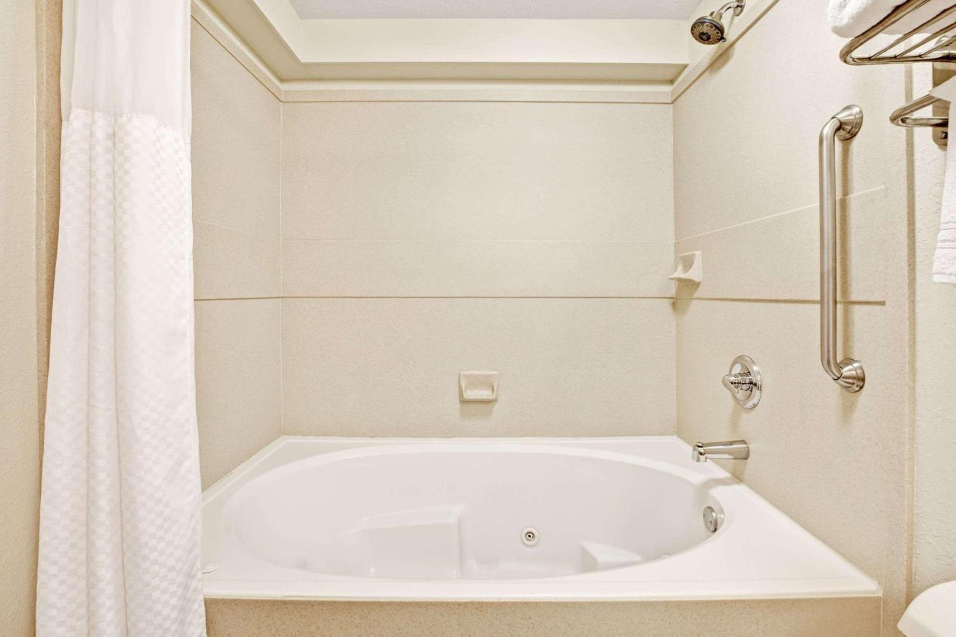 Days Inn by Wyndham Oklahoma City/Moore photo 6