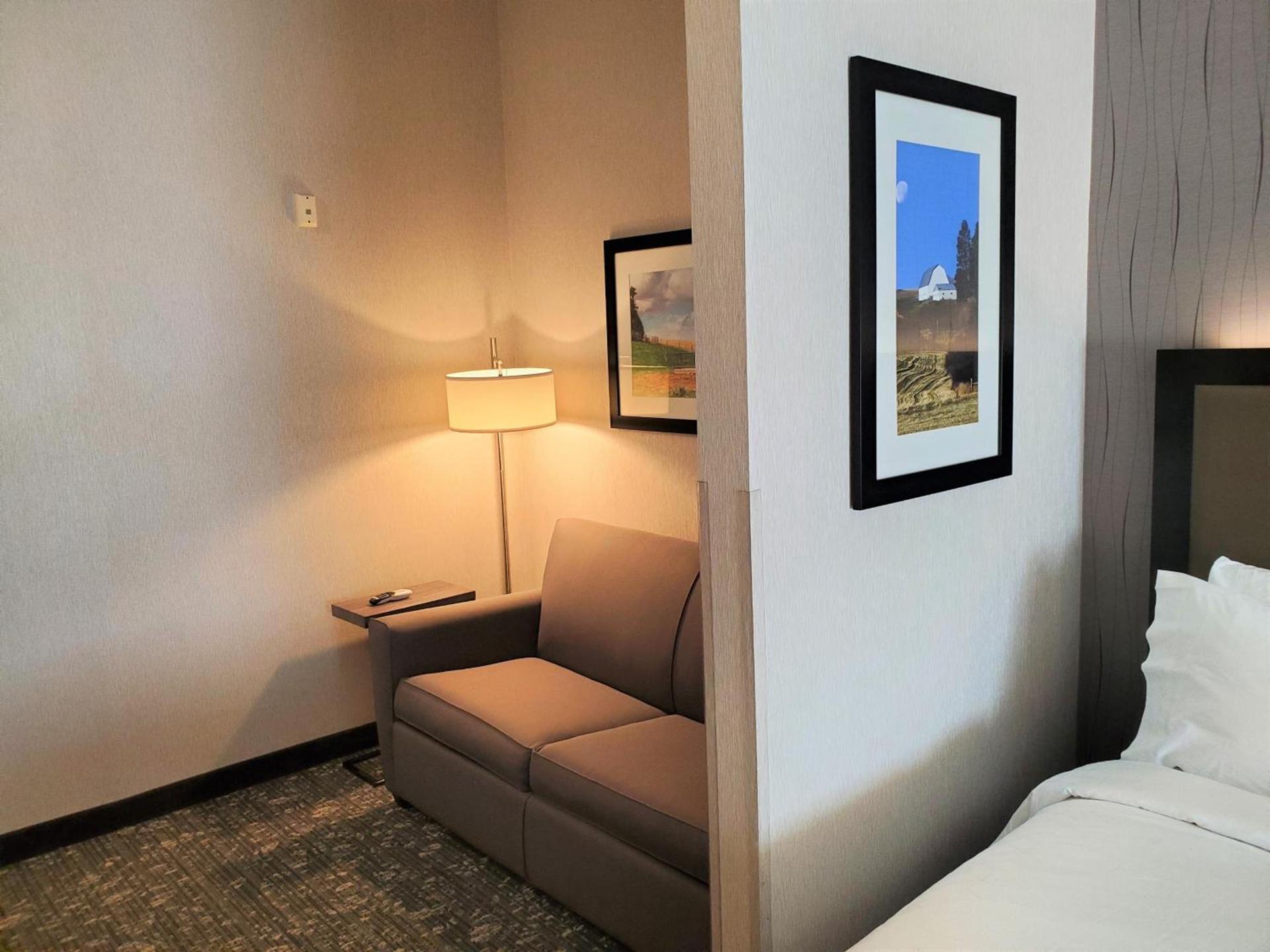 Holiday Inn Express & Suites Cheney by IHG photo 47