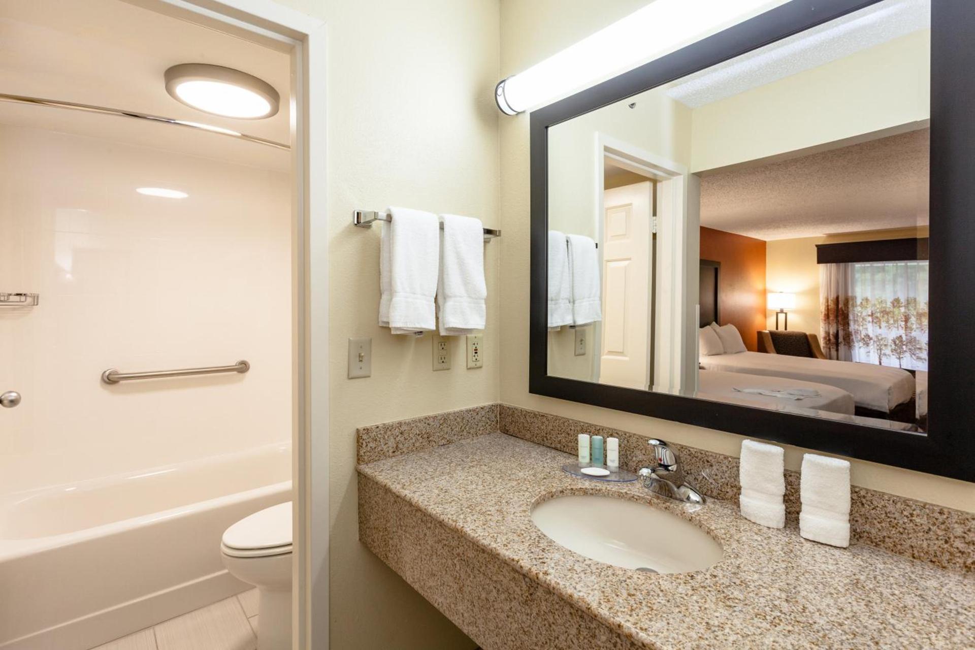 Clarion Pointe Biltmore Village photo 24