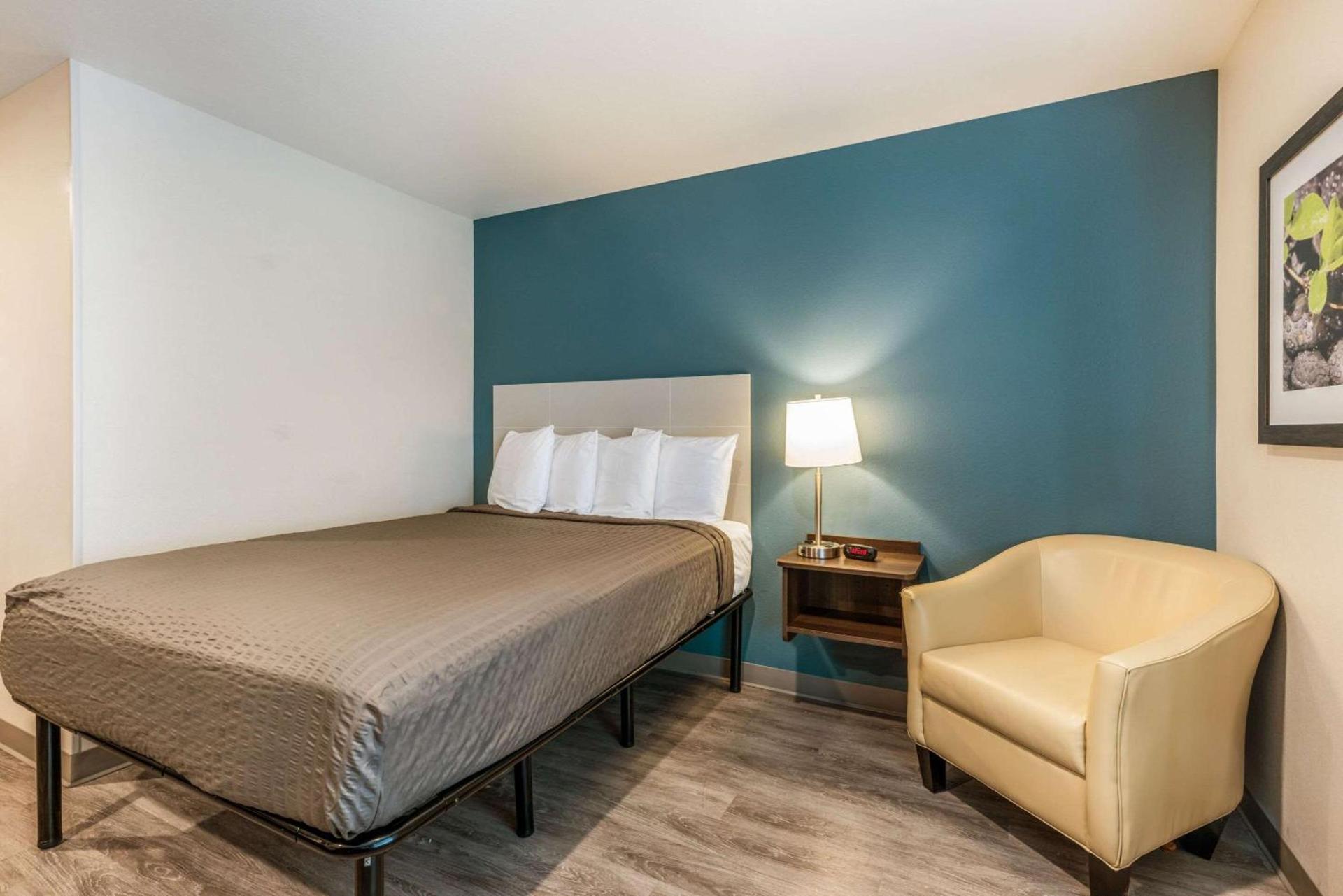 WoodSpring Suites Linden photo 17