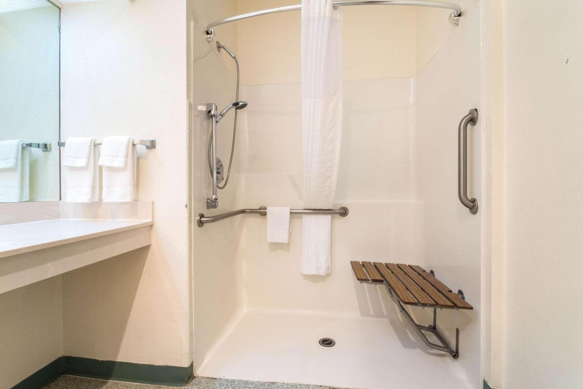 Quality Inn & Suites Bainbridge Island photo 24
