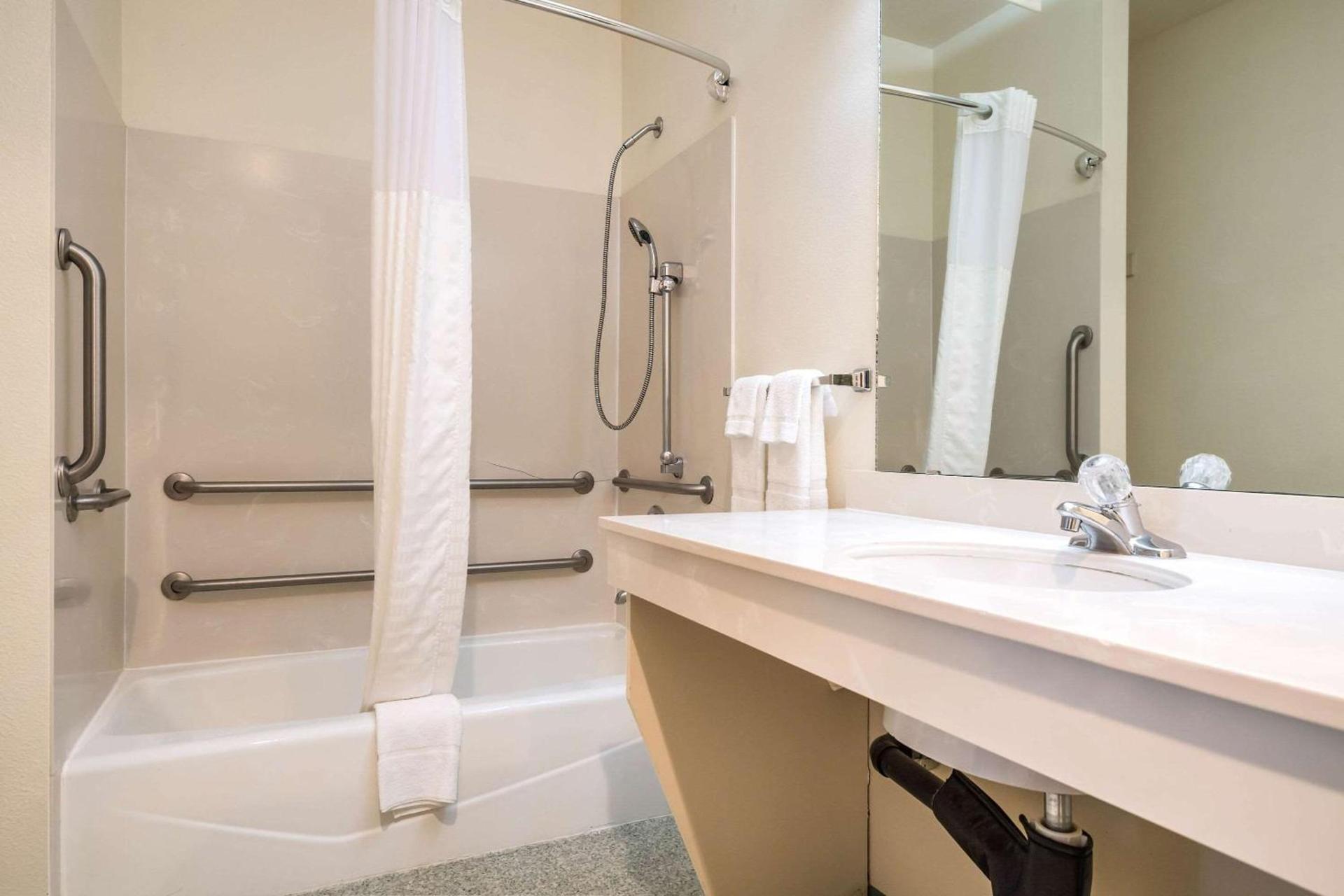 Quality Inn & Suites Bainbridge Island photo 25