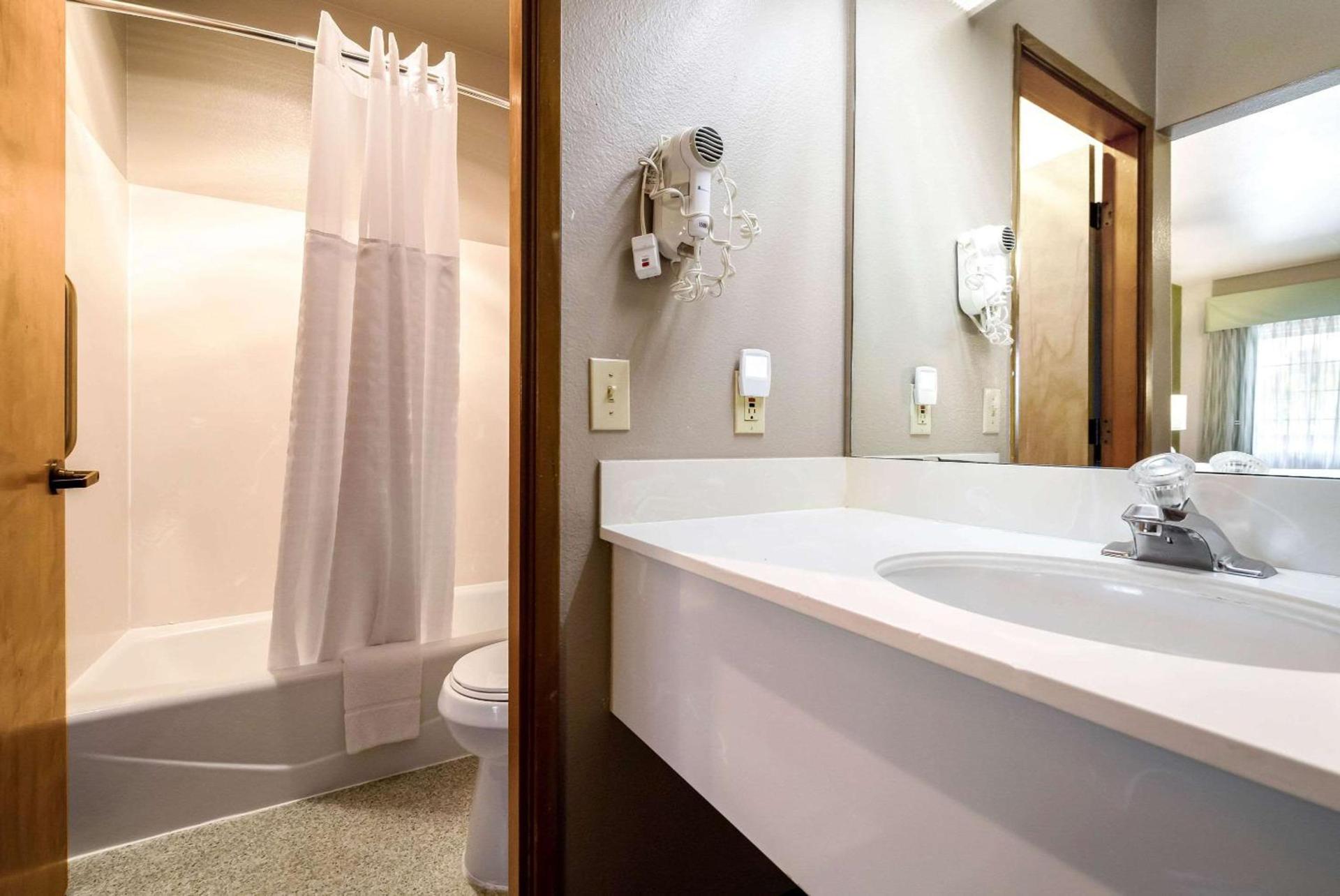 Quality Inn & Suites Bainbridge Island photo 27