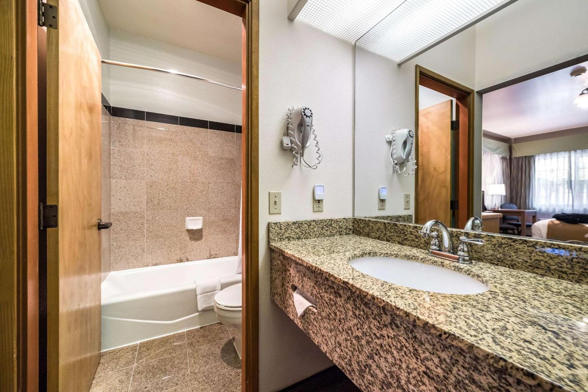 Quality Inn & Suites Bainbridge Island photo 26