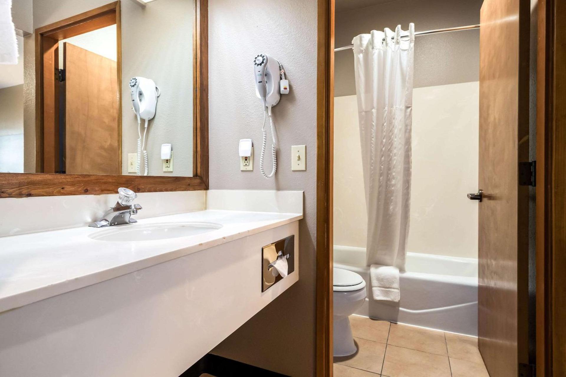 Quality Inn & Suites Bainbridge Island photo 28