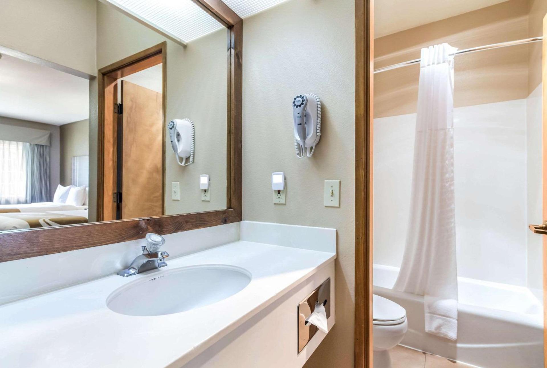 Quality Inn & Suites Bainbridge Island photo 29