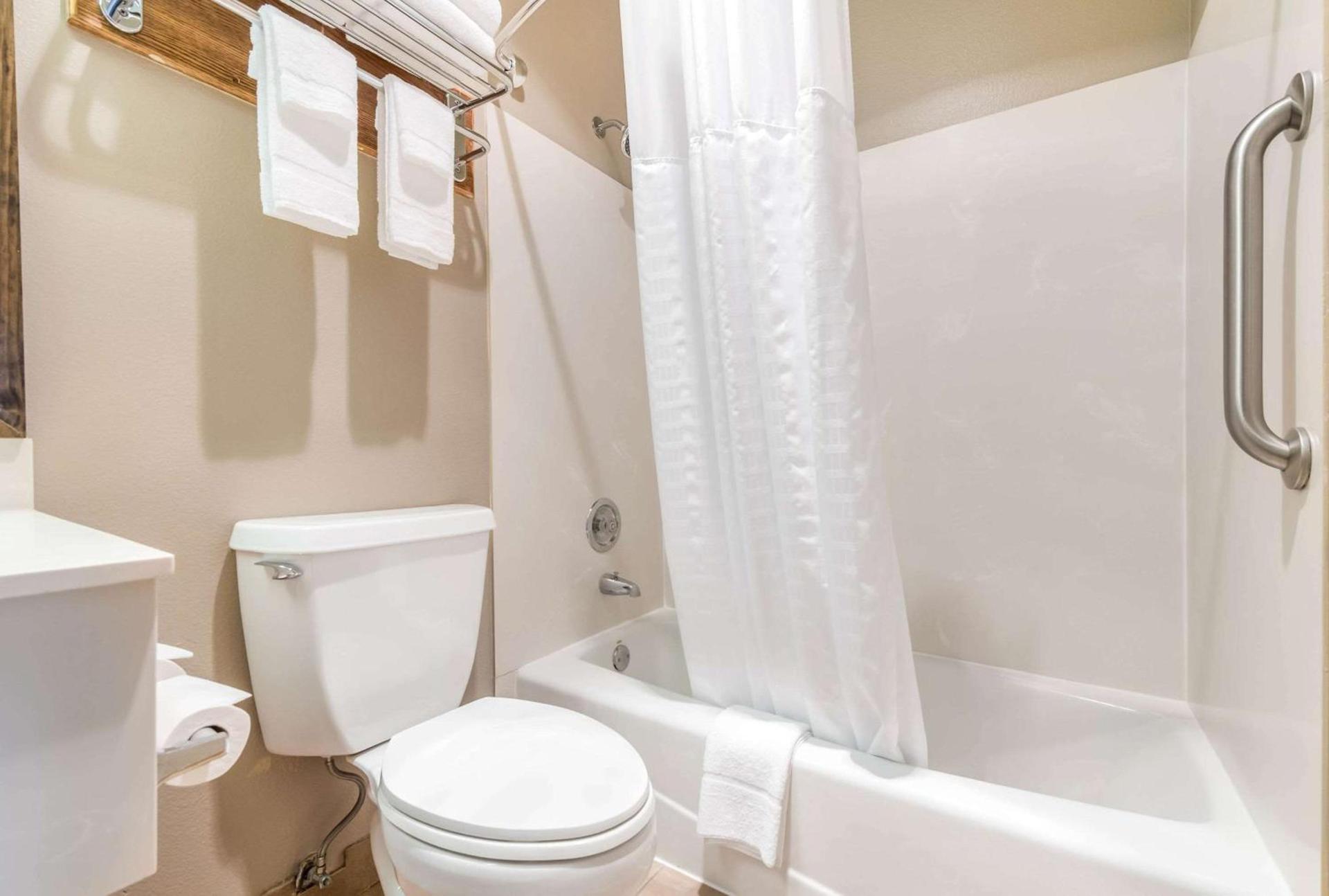 Quality Inn & Suites Bainbridge Island photo 41