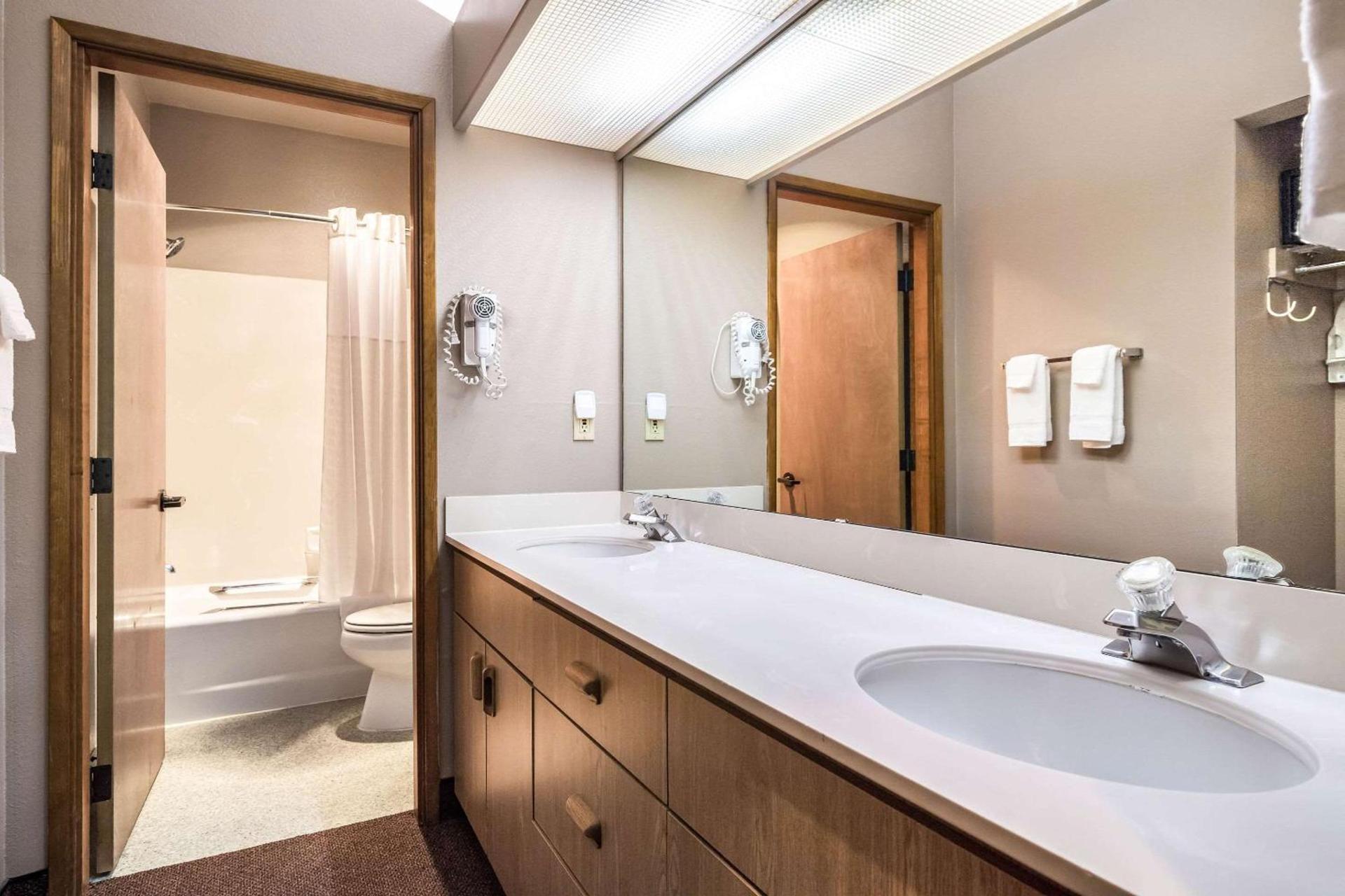 Quality Inn & Suites Bainbridge Island photo 42