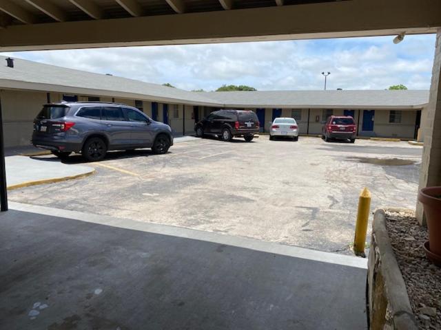 Texas Inn Seguin photo 7