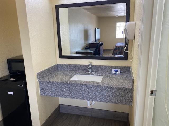 Texas Inn Seguin photo 25