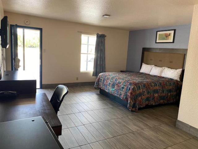Texas Inn Seguin photo 26