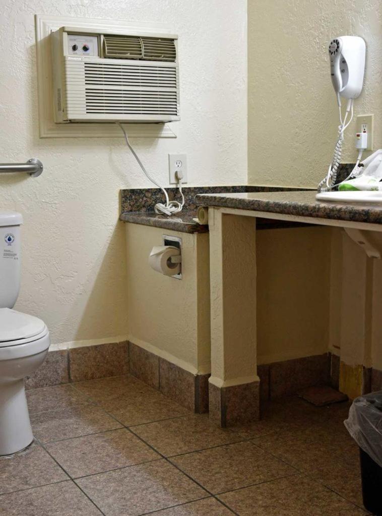 Monterey Pines Inn photo 22