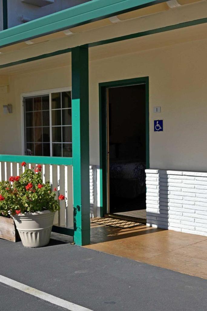 Monterey Pines Inn photo 25