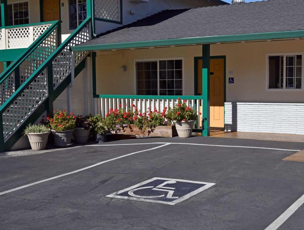 Monterey Pines Inn photo 23