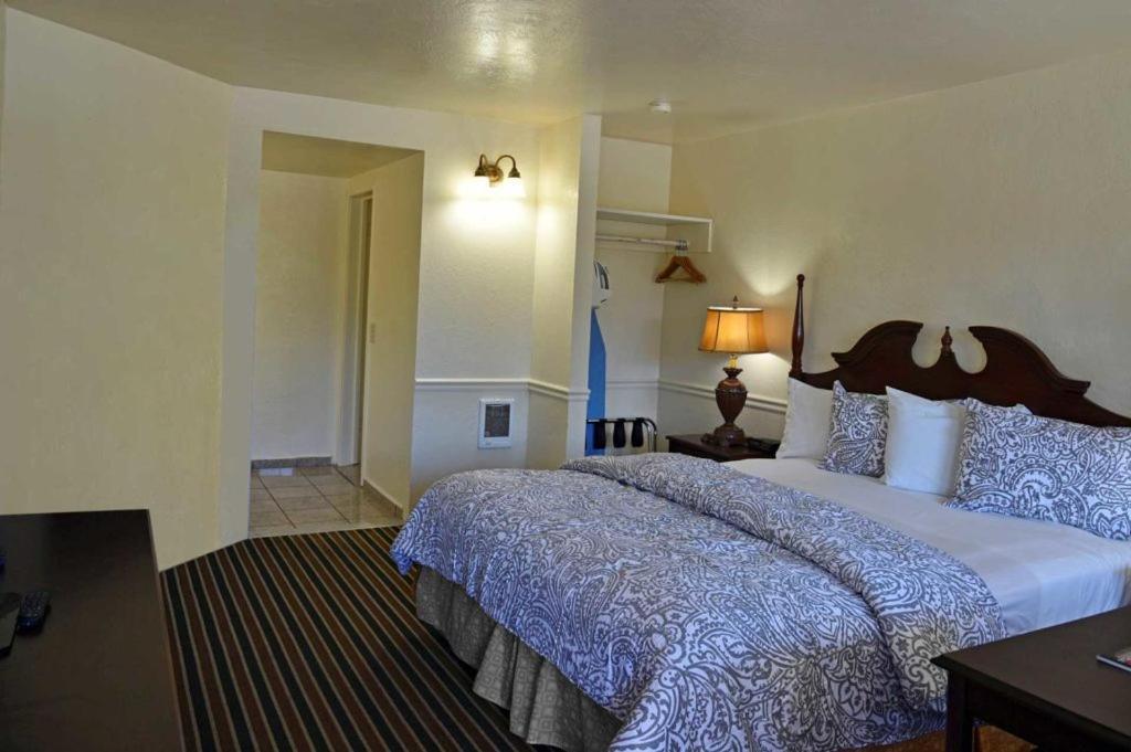 Monterey Pines Inn photo 24