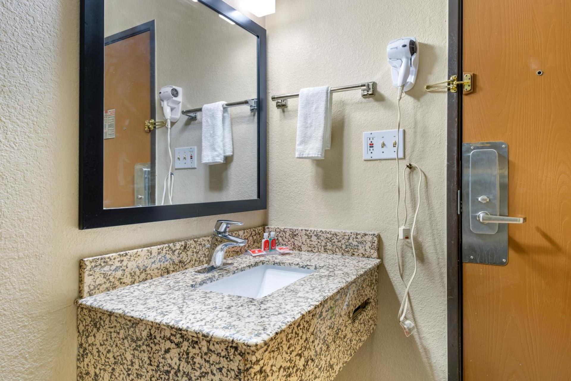 Econo Lodge La Crosse North photo 43