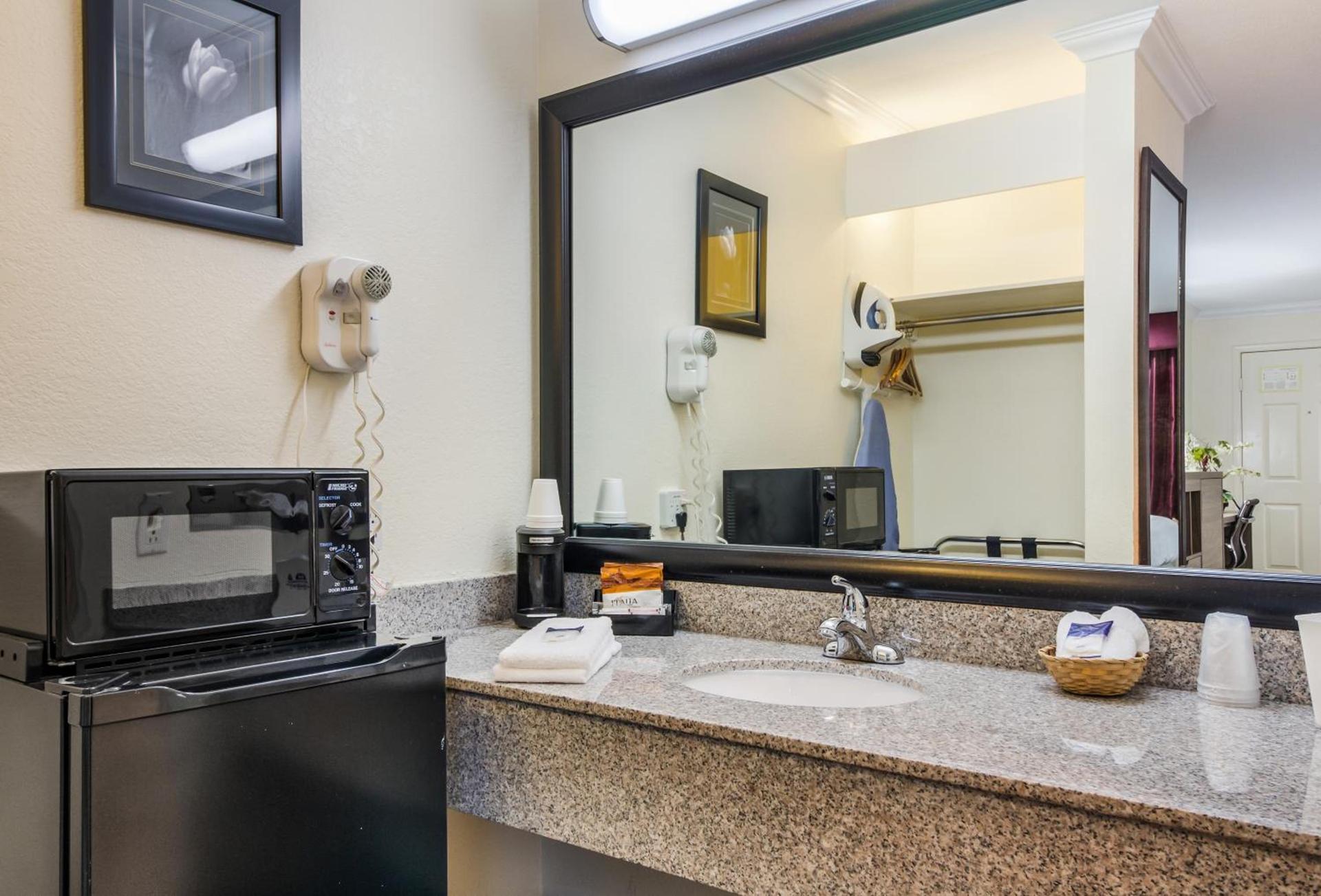 Americas Best Value Inn Columbus photo 31