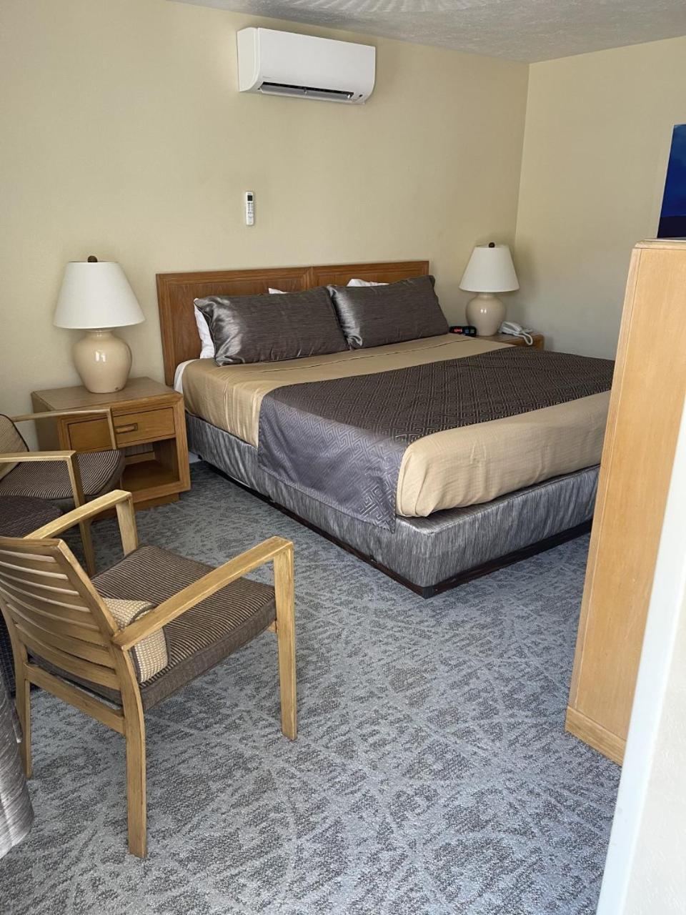 Lake Front Hotel photo 23