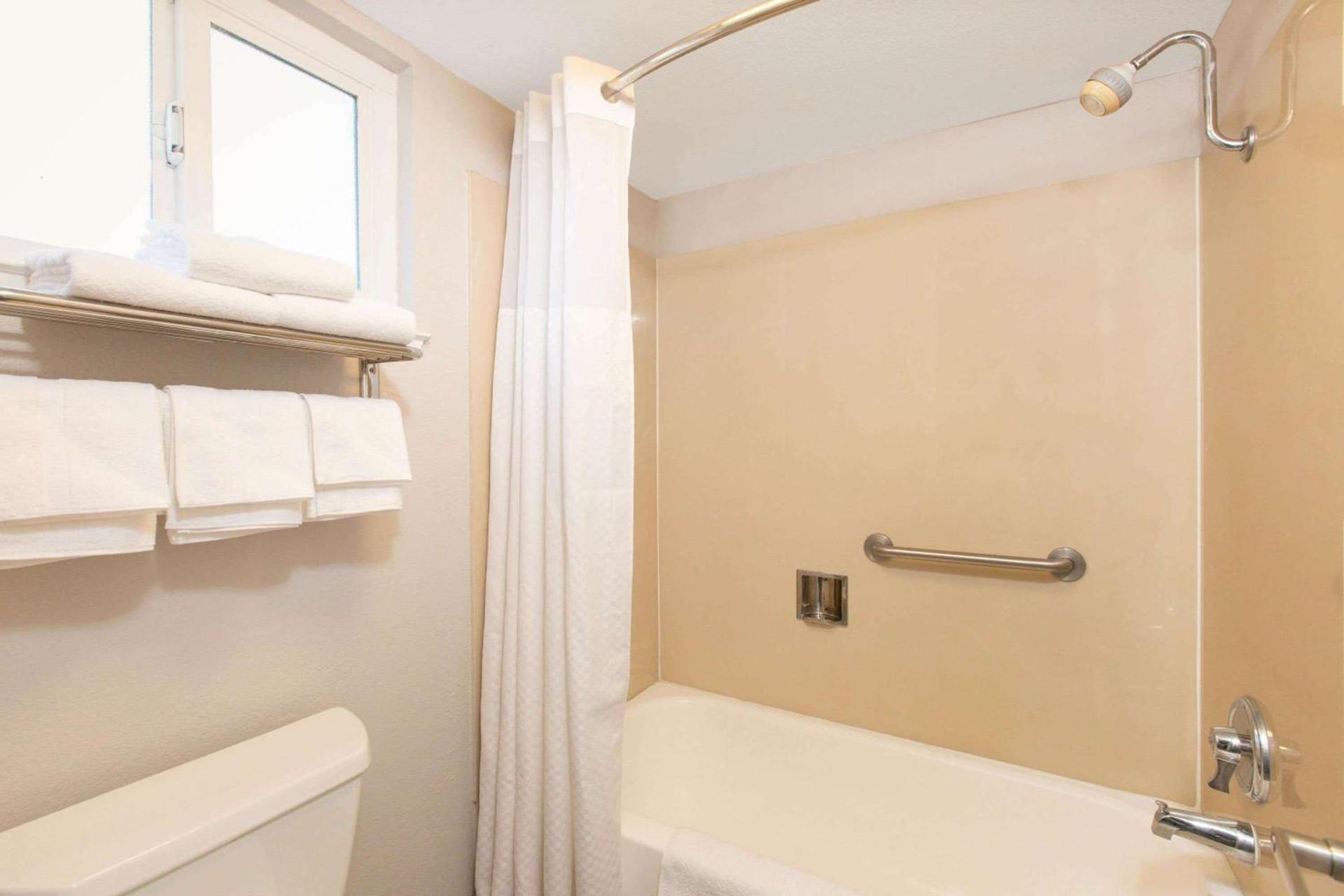 Days Inn by Wyndham Ukiah photo 12