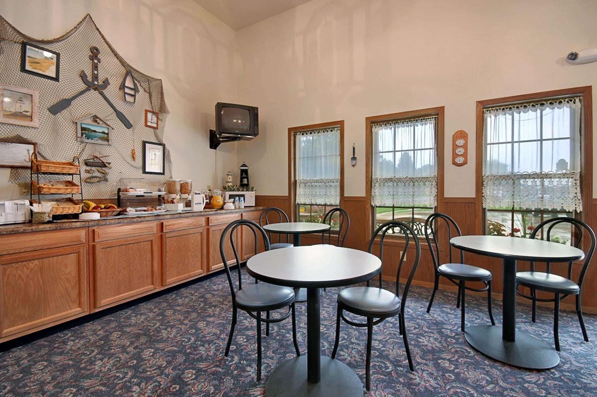Super 8 by Wyndham Pella photo 14