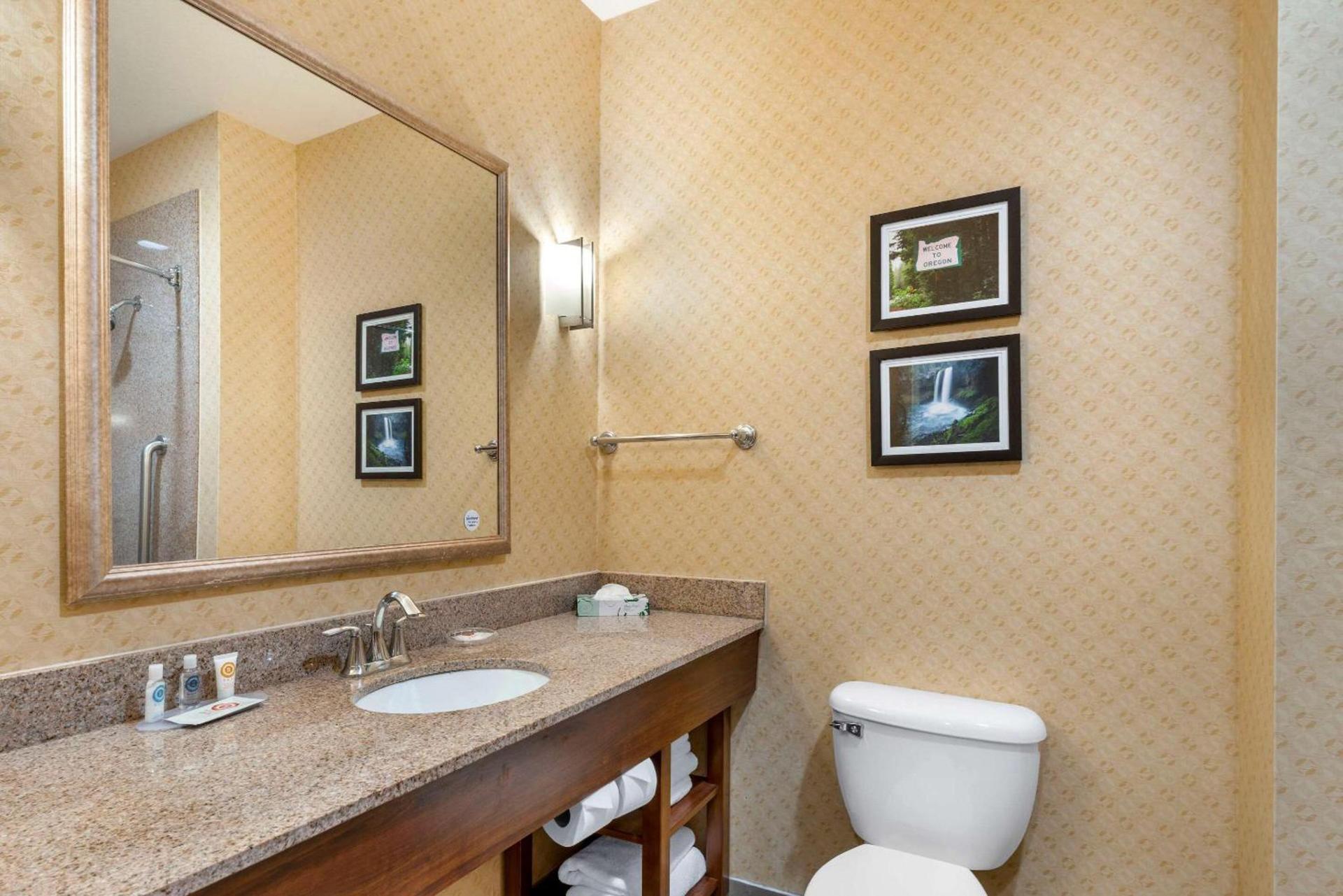 Comfort Suites Eugene University photo 22