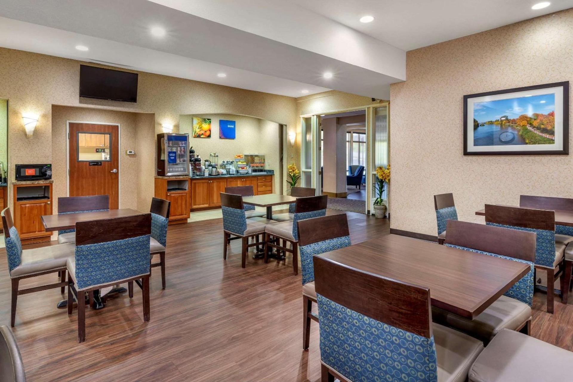 Comfort Suites Eugene University photo 27